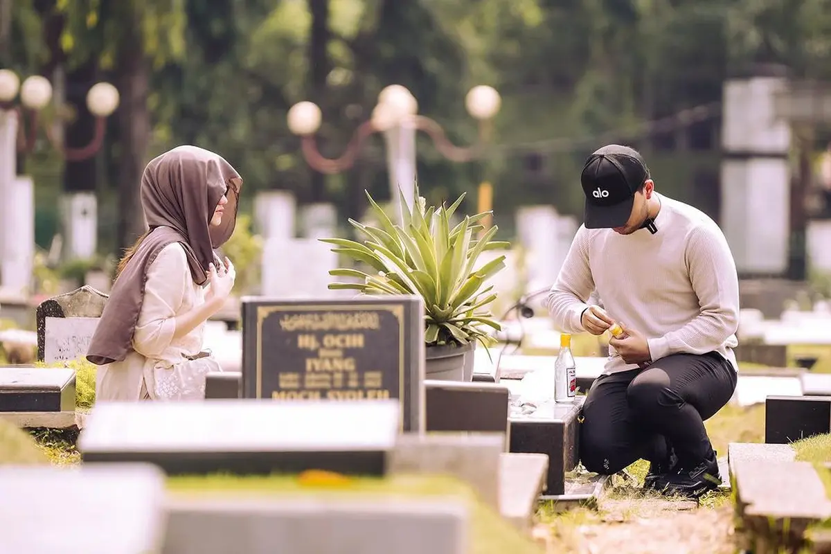 Potret Thariq Halilintar dan Aaliyah Massaid mengunjungi makam Adjie Massaid (Sumber: Instagram/@thariqhalilintar)