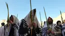 Umat Yahudi memanjatkan doa saat memperingati Hari Raya Sukkot di Tembok Barat, Kota Tua Yerusalem, 22 September 2021. Sukkot adalah hari raya untuk memperingati eksodus bangsa Israel dari Mesir sekitar 3200 tahun yang lalu. (Emmanuel DUNAND/AFP)