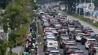 Kepadatan arus lalu lintas di kawasan tersebut disebabkan para penonton turun dari kendaraan untuk masuk ke dalam Stadion Utama Gelora Bung Karno (SUGBK). Sementara beberapa pintu masuk ke dalam arena GBK ditutup. (Liputan6.com/Herman Zakharia)