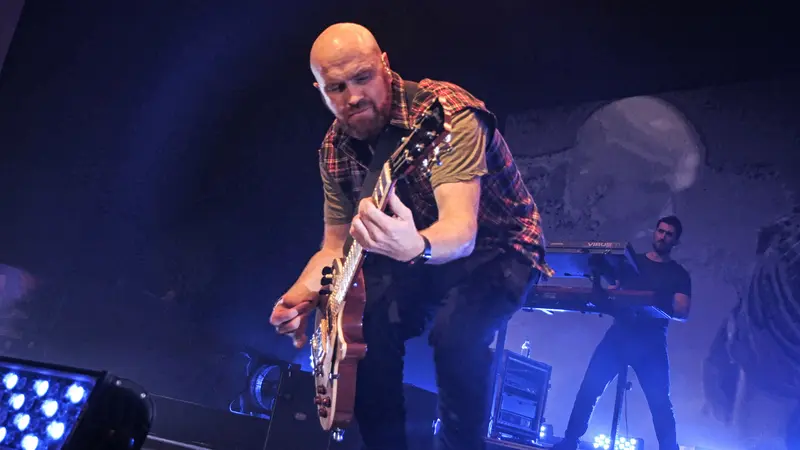 gitaris Mark Sheehan dari The Script tampil saat konser di Jakarta