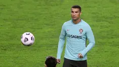 Penyerang Portugal, Cristiano Ronaldo berusaha mengontrol bola selama sesi latihan di stadion Poljud di Split (16/11/2020). Portugal akan bertanding melawan Kroasia pada UEFA Nations League 2020 di Stadion Poljud, Split. (AFP/Denis Lovrovic)