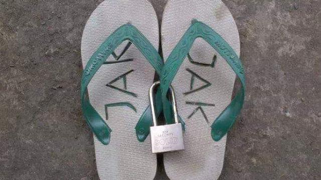 6 Nama Orang di Sandal Jepit Ini Curi Perhatian, Maling Senyum Tipis