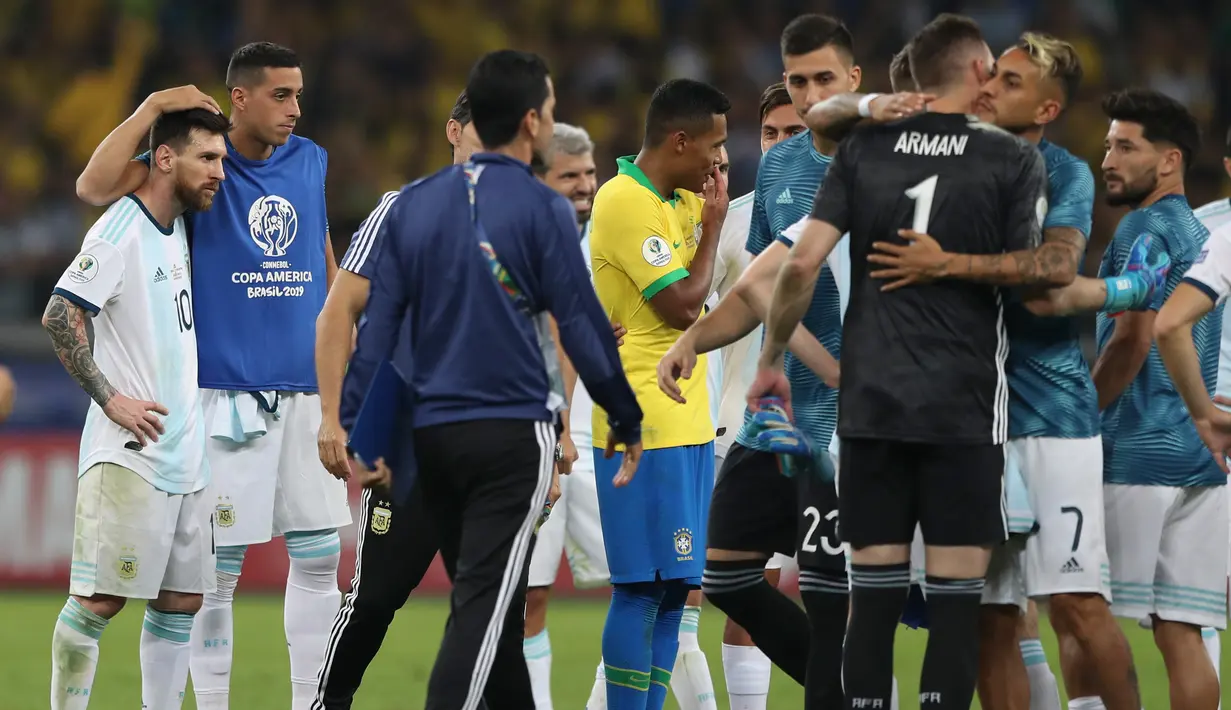 Penyerang Argentina Lionel Messi (kiri) dan rekan-rekannya meninggalkan lapangan usai kalah dari Brasil pada semifinal Copa America 2019 di Stadion Mineirao, Belo Horizonte, Brasil, Selasa (2/7/2019). Brasil lolos ke final Copa America 2019 setelah mengalahkan Argentina 2-0. (AP Photo/EugenioSavio)
