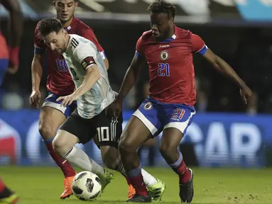 Aksi pemain Argentina, Lionel Messi (tengah) melewati adangan para pemain Haiti pada laga uji coba di Buenos Aires, Argentina, (29/5/2018). Argentina menang 4-0. (AP/Victor R. Caivano)