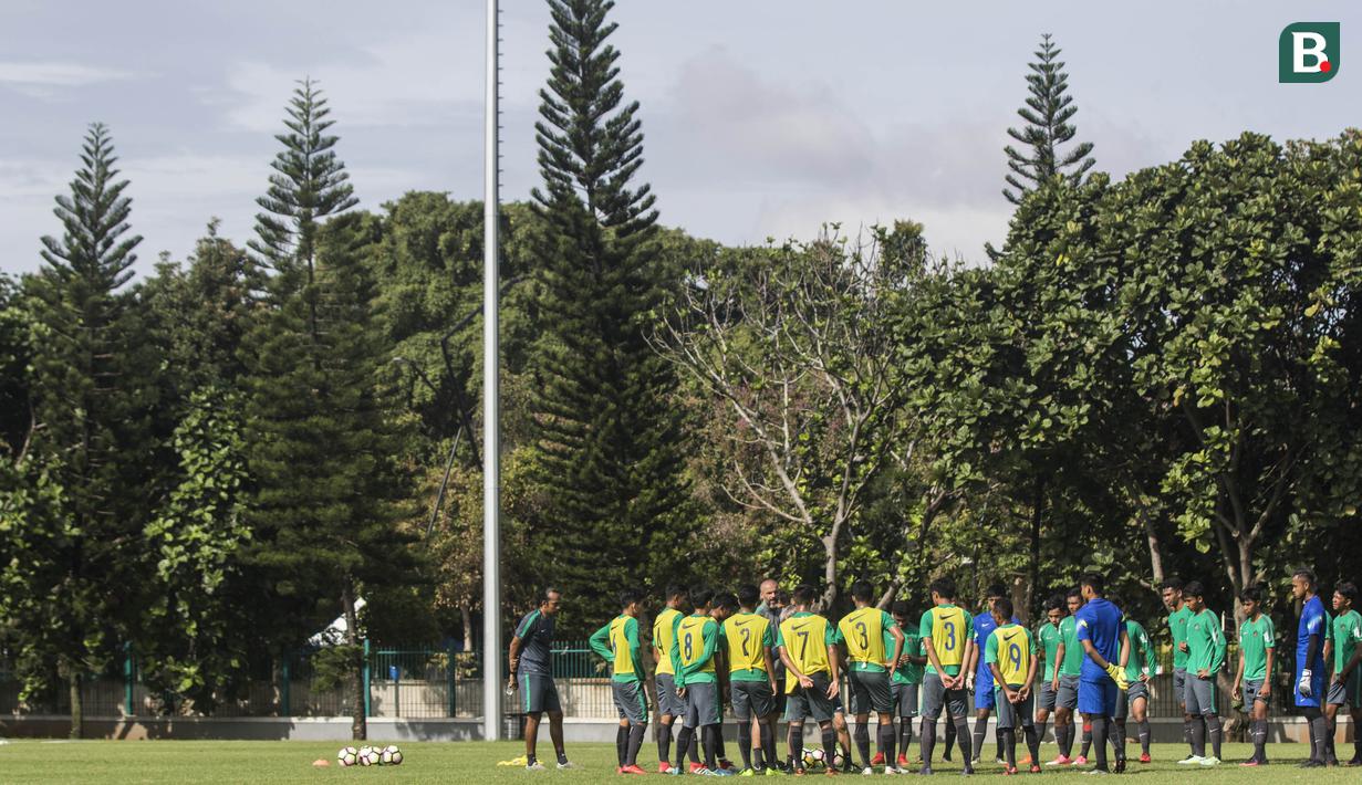 Para pemain Timnas Indonesia U-19, mendapatkan pengarahan saat latihan di Lapangan ABC Senayan, Senin (19/2/2018). Pemusatan latihan Timnas Indonesia akan digelar selama satu pekan, yakni 18-25 Februari 2018. (Bola.com/Vitalis Yogi Trisna)
