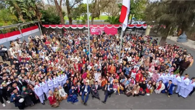 Suasana foto bersama usai upacara HUT ke-80 Kemerdekaan RI di halaman KJRI Melbourne, Australia, Minggu (17/8/2025).