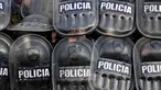 Polisi berlindung menggunakan perisai saat para demonstran melempari mereka dengan batu saat protes terhadap kematian gadis berusia 11 tahun Morena Dominguez di luar kantor polisi di pinggiran Buenos Aires, Argentina, Rabu (9/8/2023). (AP Photo/Natacha Pisarenko)