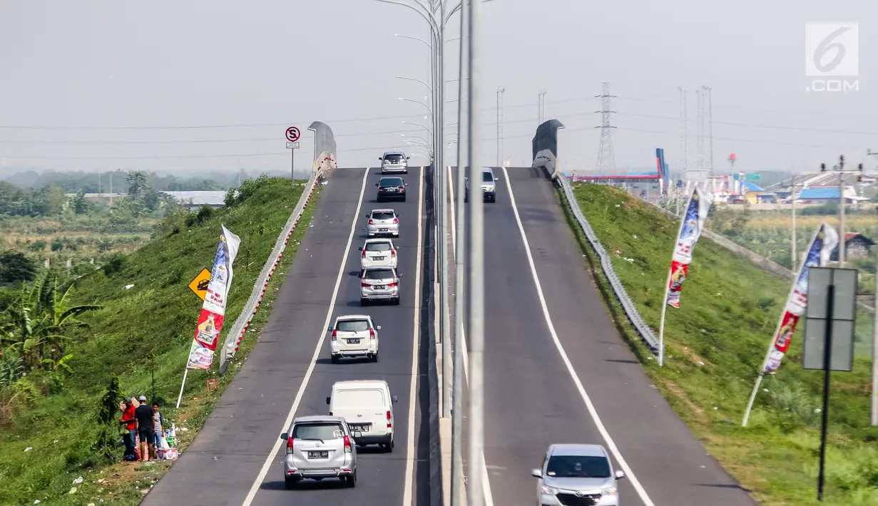 Kendaraan roda empat melaju di ruas tol Brebes Timur, Jawa Tengah, Sabtu (1/7). Memasuki H+6, volume kendaraan arus balik yang melewati jalan tol Brebes Timur-Palimanan dari arah Jawa Tengah menuju Jakarta terpantau meningkat. (Liputan6.com/Faizal Fanani)