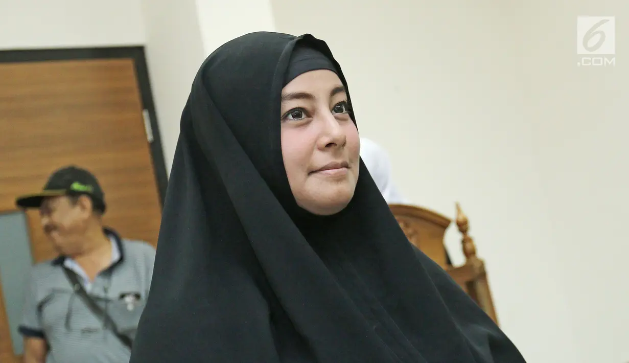 Putri Aisah Aminah didampingi kuasa hukumnya saat berada diruang sidang Pengadilan Agama Jakarta Timur, Rabu (15/11). Putri Aisah Aminah mengaku sudah sejak lama menyiapkan diri dan mentalnya dalam menghadapi perceraian. (Liputan6.com/Herman Zakharia)