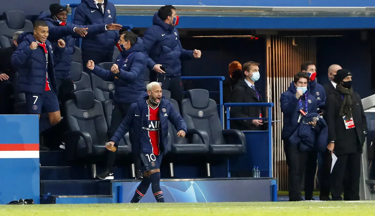 Pemain Paris Saint-Germain Neymar (tengah) melakukan selebrasi pada akhir pertandingan melawan RB Leipzig pada pertandingan Grup H Liga Champions di Stadion Parc des Princes, Paris, Prancis, Selasa (24/11/2020). Paris Saint-Germain menang 1-0. (AP Photo/Thibault Camus)