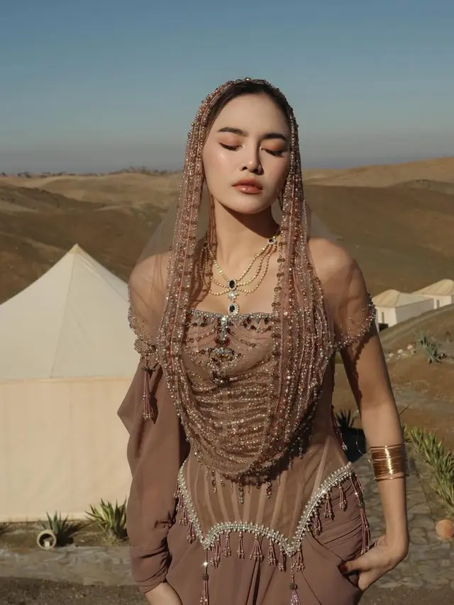 Mahalini saat After Party Pernikahan Sahabat di Maroko dengan hooded dress. [@mahaliniraharja]