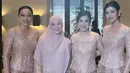 Natasha Rizky melengkapi penampilannya dengan hijab syari bernuansa nude [@natasharizky]