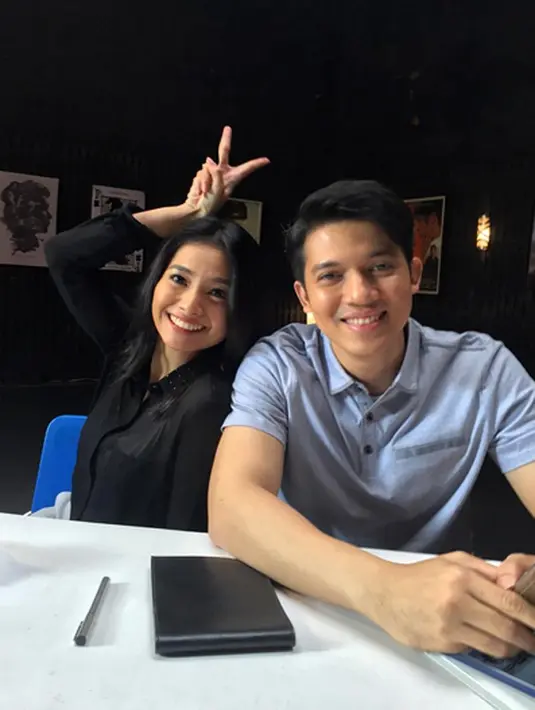 Pada 20 Agustus silam Acha mengunggah foto bersama dengan pasangannya, Irwansyah. "Pinjem dulu yaaa @zaskiasungkar15" tulis septriasaacha dalam akun Instagramnya. (dok. Instagram/Bintang.com)