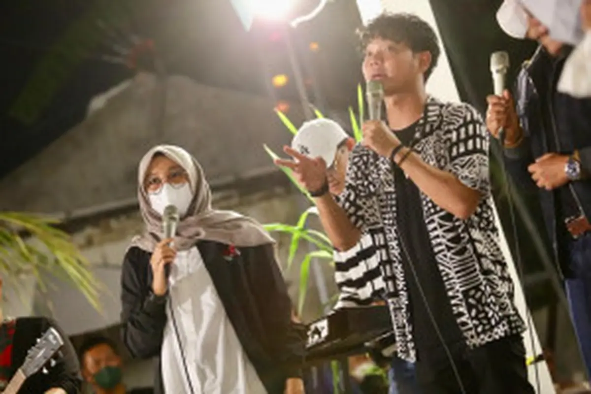 Tri Suaka di atas panggung bersama Bupati Banyuwangi, Ipuk. (Liputan6.com/ https://www.banyuwangikab.go.id/)