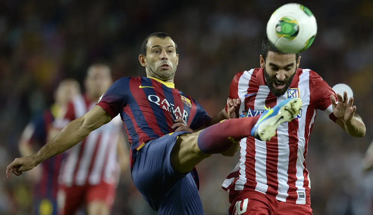 Javier Mascherano ternyata merupakan gelandang bertahan sebelum pindah ke Barcelona. Ia berpindah menjadi bek tengah lantaran Sergio Bosquet sedang dalam performa terbaiknya. Eksperimen ini ternayat berhasil dan Mascherano menjadi salah satu bek tengah andalan Blaugrana. (Foto: AFP/Lluis Gene)