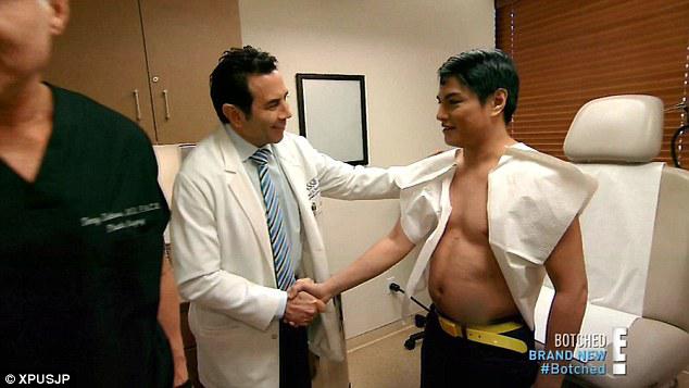 Chavez saat diperiksa oleh dokter dan diketahui ia telah menyuntikkan cairan berbahaya ke tubuhnya | Photo: Copyright dailymail.co.uk