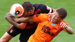 Striker Newcastle United, Dwight Gayle, berebut bola dengan bek Bournemouth, Steve Cook, pada laga lanjutan Premier League pekan ke-32 di Vitality Stadium, Kamis (2/7/2020) dini hari WIB. Newcastle menang 4-1 atas Bournemouth. (AFP/Michael Steele/pool)