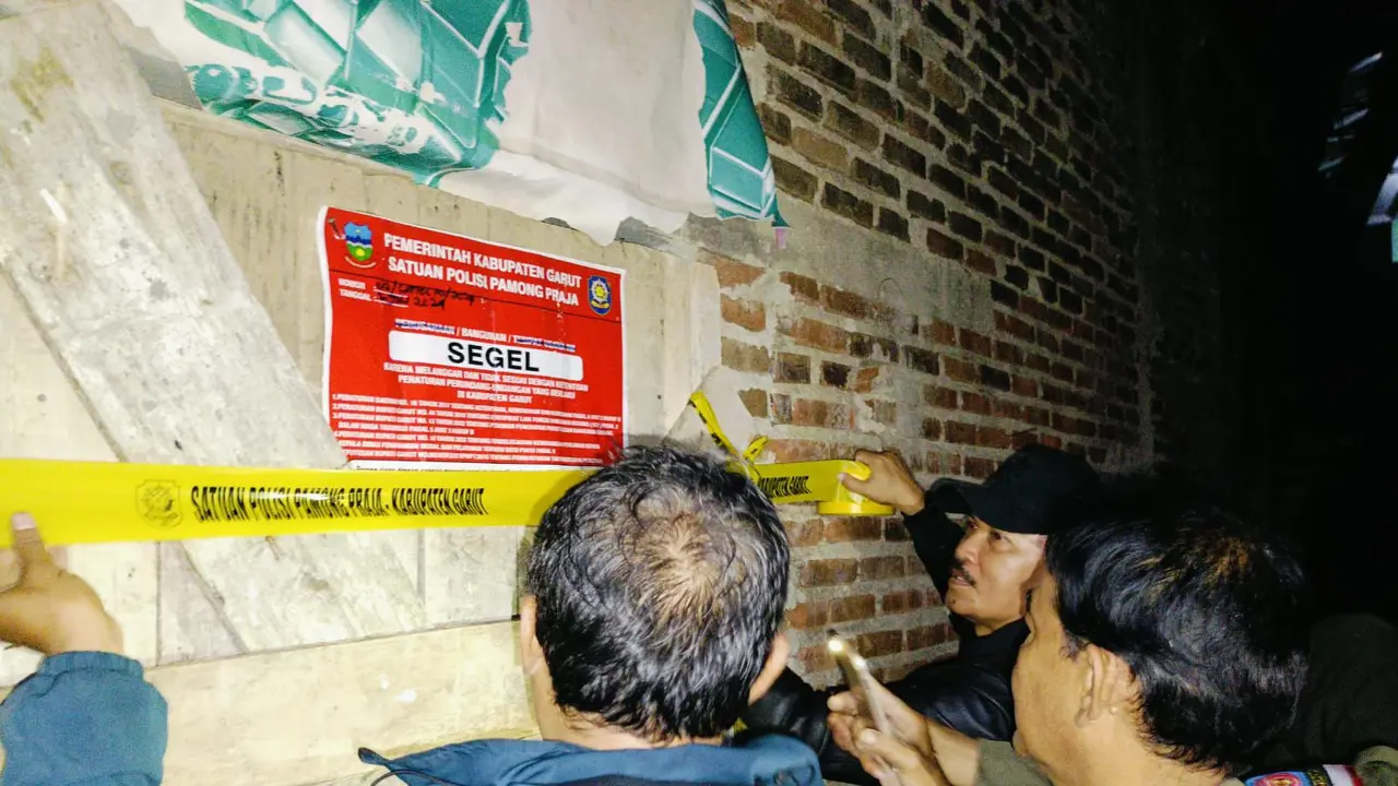 Satuan Polisi Pamong Praja (Satpol PP) Kabupaten Garut, Jawa Barat, kembali menyegel tempat ibadah yang digunakan jemaah ahmadiyah di Desa Ngamplang, Kecamatan Cilawu, Garut. (Liputan6.com/Jayadi Supriadin)