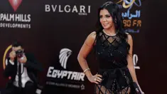 Aktris Mesir Rania Youssef berpose di karpet merah pada upacara penutupan edisi ke-40 Festival Film Internasional Kairo (CIFF), Mesir (29/11). Youssef akan diadili Januari 2019 karena memakai gaun tembus pandang di acara tersebut. (AFP Photo/Suhail Saleh)