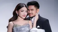 Nathalie Holscher dan Aripat Unggah Foto Berlatar Biru, Isyarat Pernikahan Semakin Dekat?