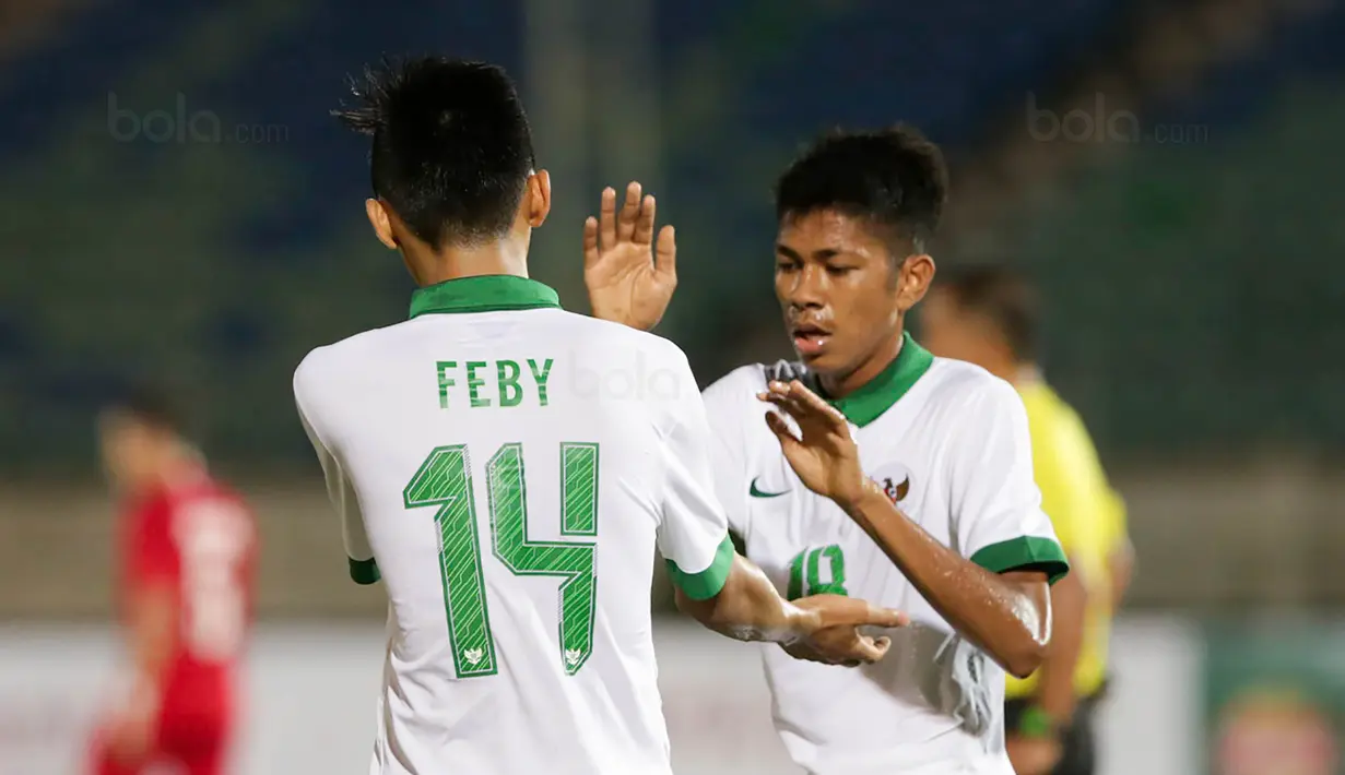 Gelandang Timnas Indonesia U-19, Irsan Lestaluhu, merayakan gol yang dicetak Feby Eka Putra ke gawang Filipina U-19 pada laga Piala AFF U-18 di Stadion Thuwunna, Myanmar, Kamis (7/9/2017). Indonesia menang 9-0 atas Filipina. (Liputan6.com/Yoppy Renato)