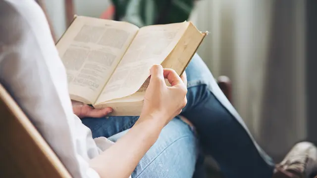 Ilustrasi membaca buku, belajar spoof text