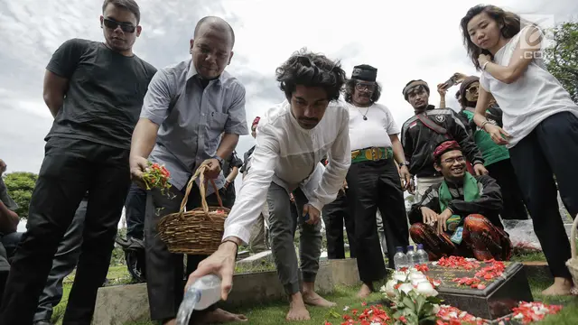 Film Biang Kerok Bakal Tayang, Reza Rahadian Ziarah Makam Benyamin Sueb
