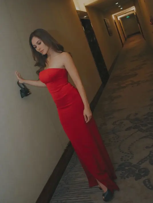 Pesona merona Wulan Guritno dibalut strapless dress merah. Tak perlu tambahan apapun, penampilan Wulan Guritno sudah terlihat luar biasa di foto ini. [Foto: Instagram/wulanguritno]