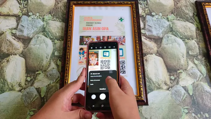 <p>Scan barcode inovasi Tingkatkan Penemuan dan Awasi Pengambilan Obat TB Paru (IKAN ASIN OPA) di Puskesmas Air Itam Kecamatan Penukal Kabupaten Penukal Abab Lematang Ilir (PALI) Sumsel (Liputan6.com / Nefri Inge) </p>