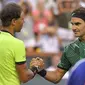 Roger Federer (kanan) mengalahkan Roger Federer pada babak keempat BNP Paribas Open, Indian Wells, Kamis (16/3/2017) pagi WIB. (AP Photo/Mark J. Terrill)