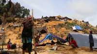 Aktivitas warga menambang emas di Bukit Naga, Kabupaten Gunung Mas, Kalimantan Tengah, Senin (23/01/2022). Foto: Marifka Wahyu Hidayat