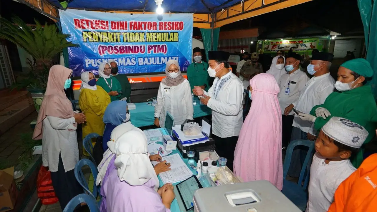 Bupati Banyuwangi Ipuk Fiestiandani (tengah) meninjau  vaksinasi di  masjid Kecamatan Wongsorejo Banyuwangi. (Istimewa).