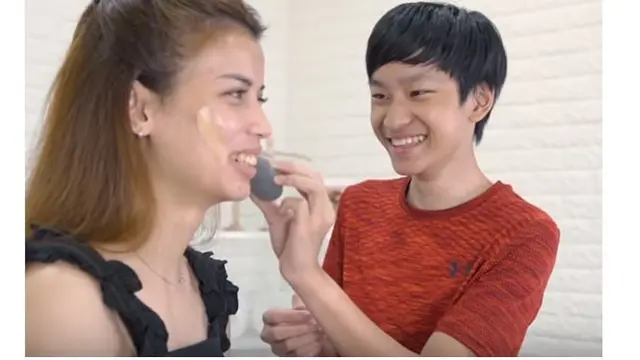Sabrina Chairunnisa pernah berkolaborasi dengan Azka Corbuzier di channel YouTube-nya.