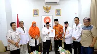 PKS Jatim menyerahkan dukungan kepada Eri Cahyadi untuk Pilkada Surabaya dan Hanindhito untuk Pilkada Kediri. (Istimewa)