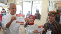 Calon Gubernur Jawa Tengah Ganjar Pranowo dan istri Nyoblos di TPS 2 (Liputan6.com/Jenar Kiansantang)