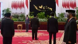 Presiden Joko Widodo melantik enam menteri baru Kabinet Indonesia Maju di Istana Negara, Jakarta, Rabu (23/12/2020). Keenamnya adalah Yaqut Cholil Qoumas, Budi Gunadi Sadikin, Tri Rismaharini, Muhammad Lutfi, dan Sandiaga Salahuddin Uno. (Foto: Muchlis Jr - Biro Pers Sekretariat Presiden)