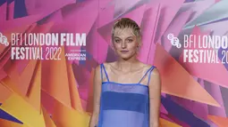 Emma Corrin berpose saat tiba untuk pemutaran perdana film 'Lady Chatterley's Lover' selama Festival Film London 2022 di London, Jumat, 14 Oktober 2022. Aktris berusia 26 tahun itu mengenakan memadukan mini dressnya dengan celana ketat dalam warna yang lebih gelap. (Photo by Scott Garfitt/Invision/AP)