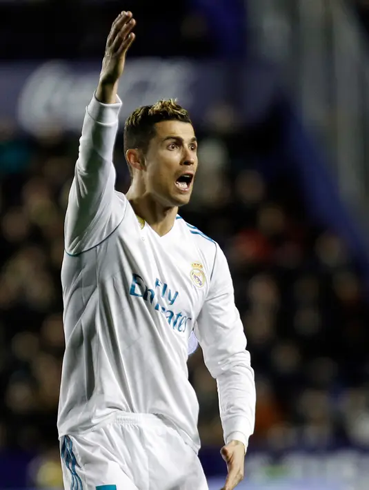 Ekspresi striker Real Madrid Cristiano Ronaldo saat melakukan protes dalam pertandingan Liga Spanyol melawan Levante  di stadion Ciutat de Valencia di Valencia (3/2). (AP Photo/Alberto Saiz)