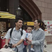 Gaya busananya yang simpel namun polished pun terasa relatable untuk para young moms yang ingin tetap tampil modis tanpa mengorbankan kenyamanan. [@aaliyah.massaid].