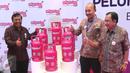 (Ki-ka) Direktur Pemasaran Pertamina Ahmad Bambang, Dirjen Migas I Gusti Nyoman Wiratmaja dan Komisaris Utama Pertamina Tanri Abeng mengacungkan jempol saat peluncuran Bright Gas di Jakarta, Jumat (23/10). (Liputan6.com/Angga Yuniar)
