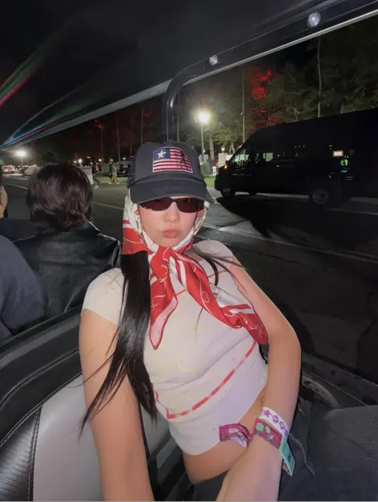 Jennie juga mengenakan topi cap si atas syal warna merah putihnya. [@jennierubyjane]