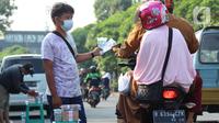 Penjual jasa penukaran uang baru menawarkan uang baru kepada pengguna Jalan Otista Raya di Karawaci, Kota Tangerang, Senin (10/5/2021). Penjual jasa penukaran uang baru musiman tersebut mulai bermunculan menjelang lebaran yang dikenakan tarif jasa sebesar 10 persen. (Liputan6.com/Angga Yuniar)