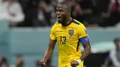 Penyerang Ekuador, Enner Valencia mencetak gol keduanya ke gawang Qatar pada pertandingan grup A Piala Dunia 2022 di Stadion Al Bayt di Al Khor, Qatar, Minggu (20/11/2022). Enner Valencia mencetak dua gol dipertandingan ini dan mengantar Ekuador menang atas Qatar 2-0. (AP Photo/Natacha Pisarenko)