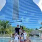 Lionel Messi dan keluarganya ketika berlibur ke Miami, Florida, Amerika Serikat beberapa tahun silam (Foto: Instagram/@leomessi)