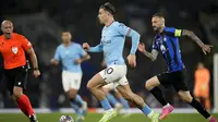 Gelandang Manchester City, Jack Grealish, coba melepaskan diri dari kawalan kapten Inter Milan,&nbsp;Marcelo Brozovic, pada laga final Liga Champions di&nbsp;Ataturk Olympic Stadium, Istanbul, Minggu (11/6/2023) dini hari WIB. (AP Photo/Emrah Gurel)