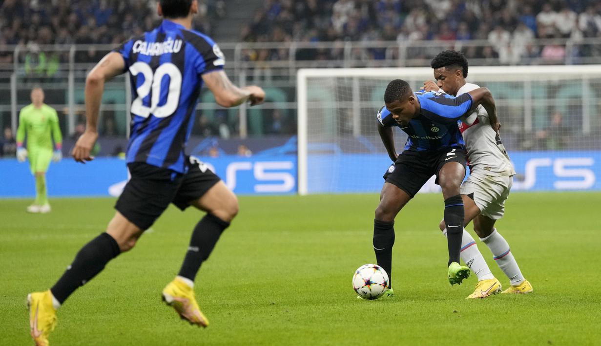 Bek Inter Milan Denzel Dumfries berebut bola melawan bek Barcelona Alejandro Balde pada matchday ketiga Grup C Liga Champions 2022/2023 di Giuseppe Meazaa, Rabu dini hari WIB (5/10/2022). Inter Milan sukses menaklukkan klub tangguh Barcelona 1-0 dikandang. (AP Photo/Antonio Calanni)