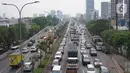 Arus lalu lintas di jalan tol dan Jalan TB Simatupang, Jakarta, Selasa (5/11/2019). Data menunjukan pertambahan kendaraan bermotor lima tahun terakhir di Jadetabek ada peningkatan 9,3 persen, sementara laju pertumbuhan pembangunan infrastruktur hanya 0,1 persen. (Liputan6.com/Immanuel Antonius)