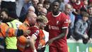 Selebrasi gelandang Liverpool, Harvey Elliott (tengah) setelah bek Woverhampton Wanderers, Hugo Bueno mencetak gol bunuh diri pada laga pekan kelima Premier League 2023/2024 di Molineux Stadium, Wolverhampton, Sabtu (16/9/2023) malam WIB. (AP Photo/Rui Vieira)