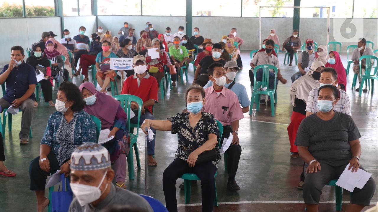 Ratusan Lansia Divaksin COVID-19 di GOR Total Persada Tangerang
