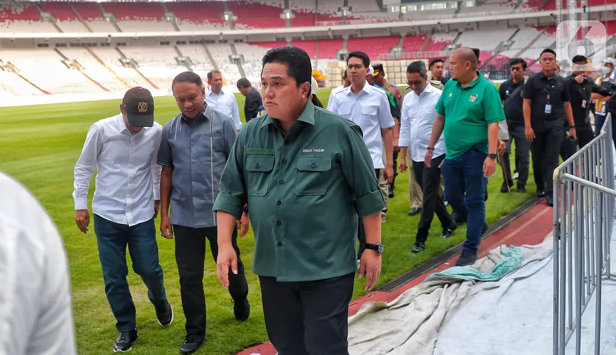<p>Ketua Umum PSSI merangkap Ketua LOC Erick Thohir saat melakukan inspeksi di Stadion Utama Gelora Bung Karno (SUGBK), Senayan, Jakarta, Senin (13/3/2023). Pemerintah dan PSSI meninjau stadion yang akan digunakan jelang Piala Dunia U-20 2023 pada 20 Mei hingga 11 Juni mendatang. (Liputan6.com/Angga Yuniar)</p>